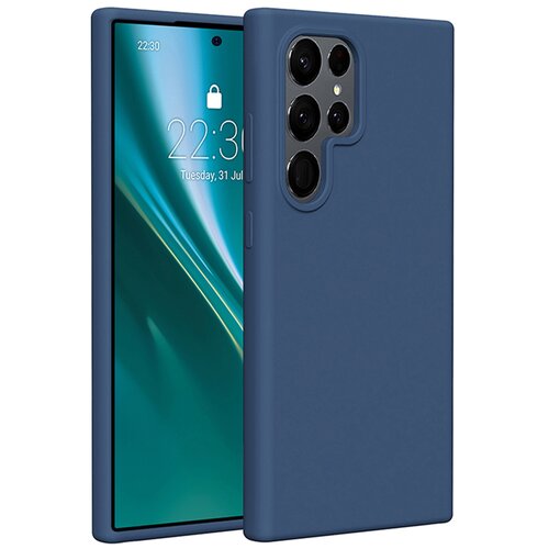 Na zdjęciu widoczne jest ciemnoniebieskie etui silikonowe na telefon, które jest założone na urządzenie. Na ekranie telefonu wyświetlana jest godzina 22:30 oraz data "Tuesday, 31 Jul", a także ikona kłódki.