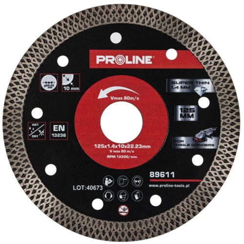 Czarna tarcza do cięcia z metalicznym brzegiem, z widocznym logo "PROLINE" oraz oznaczeniami: "125x1,4x10x22,23mm", "Vmax 80 m/s", "RPM 12200/min", "EN 13236", "LOT:40673", "89611", "www.proline-tools.pl". Na tarczy znajdują się również piktogramy i napisy: "SUPER THIN 1.4 MM", "125 MM", "FOR ANGLE GRINDERS", "WET", "DRY".