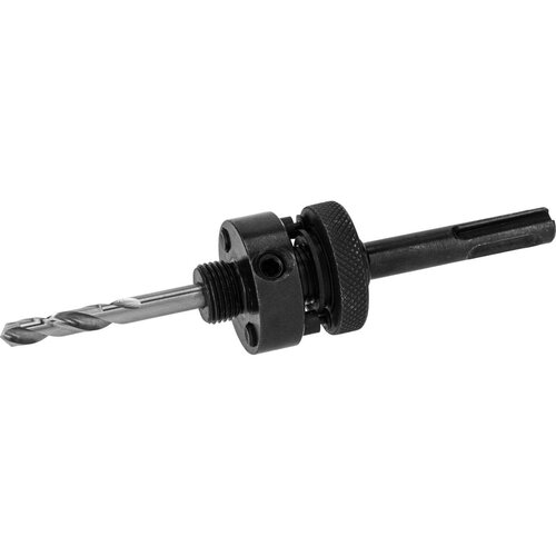 Na zdjęciu znajduje się metalowy adapter do otwornic z wiertłem, o ciemnym wykończeniu i widocznym gwintem. Produkt ma cylindryczny kształt z rowkowaną powierzchnią dla lepszego uchwytu.
