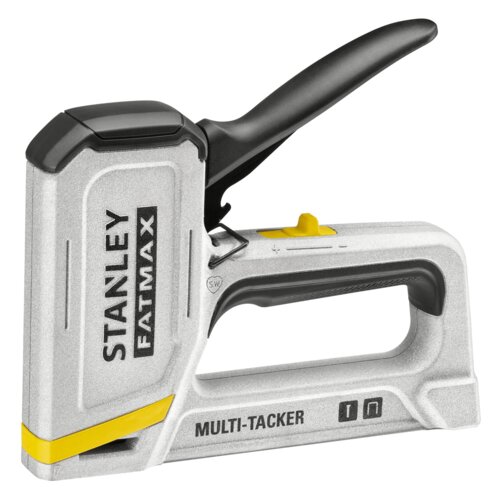 Na zdjęciu znajduje się metalowy zszywacz tapicerski z czarnym uchwytem i żółtymi elementami. Na obudowie widoczne są napisy: "STANLEY FATMAX" oraz "MULTI-TACKER".