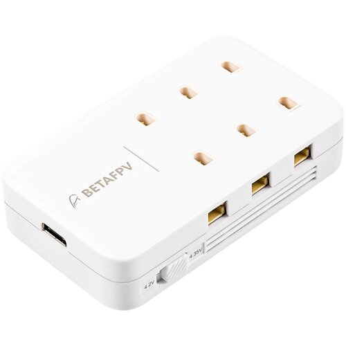Biały hub z sześcioma portami, na którym widnieje logo "BETAFPV". Na boku urządzenia znajduje się suwak z oznaczeniami "4.2V" i "4.35V".