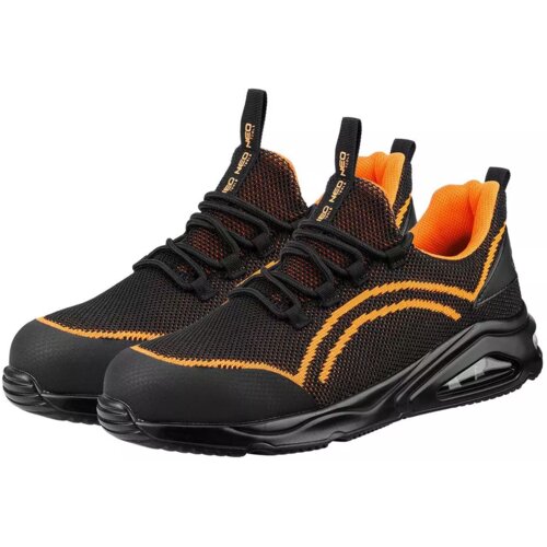 Czarne półbuty robocze z pomarańczowymi akcentami i czarnymi sznurowadłami, posiadające widoczne logo "NEO" na języku. Buty mają grubą podeszwę z przezroczystym elementem w tylnej części.