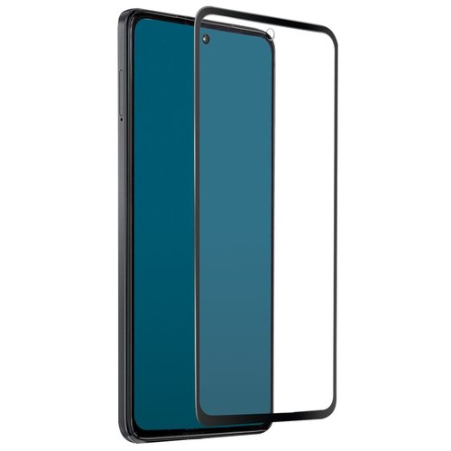 Na zdjęciu widoczny jest smartfon z nałożonym szkłem hartowanym, które ma czarną ramkę i otwór na przednią kamerę. Szkło jest przeznaczone do modeli Motorola Moto G84, G82 i G52 5G.
