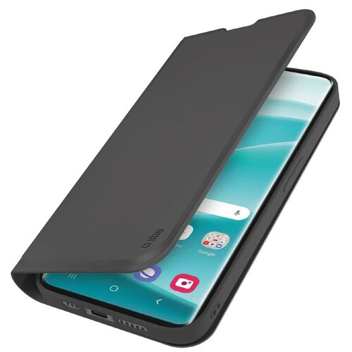 Na zdjęciu widoczne jest czarne etui typu wallet na smartfon, z klapką częściowo otwartą, ukazującą ekran urządzenia z ikonami aplikacji. Na klapce etui znajduje się logo "SBS".