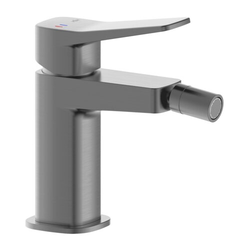Na zdjęciu znajduje się bateria bidetowa w kolorze gun metal grey z wykończeniem PVD, o nowoczesnym, cylindrycznym kształcie z prostokątną dźwignią. Na górnej części dźwigni widoczne są oznaczenia temperatury wody: niebieska i czerwona kreska.