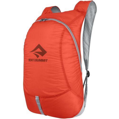 Czerwony plecak miejski z szarymi akcentami i zamkiem błyskawicznym, na którym widnieje czarne logo oraz napis "SEA TO SUMMIT". Plecak ma prosty, nowoczesny design i jest wykonany z lekkiego materiału.