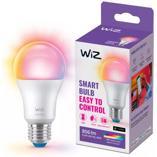 Na zdjęciu znajduje się inteligentna żarówka LED oraz jej opakowanie. Na opakowaniu widnieje napis: "WiZ SMART BULB EASY TO CONTROL 806 lm 8.5W LED EQ. 60W 16M colors and warm to cool", a także ikony aplikacji, głosu i SpaceSense.