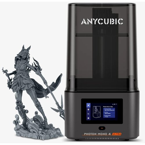 Drukarka 3D z przezroczystą obudową, na której widnieje napis "ANYCUBIC", stoi obok szczegółowego, szarego modelu postaci. Na dolnej części drukarki znajduje się ekran z interfejsem użytkownika oraz napis "PHOTON MONO 4 ULTRA".