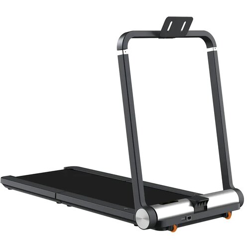 Czarna bieżnia elektryczna z metalicznymi elementami, posiada składany uchwyt na tablet lub telefon. Na dolnej części widoczne są pomarańczowe kółka transportowe.