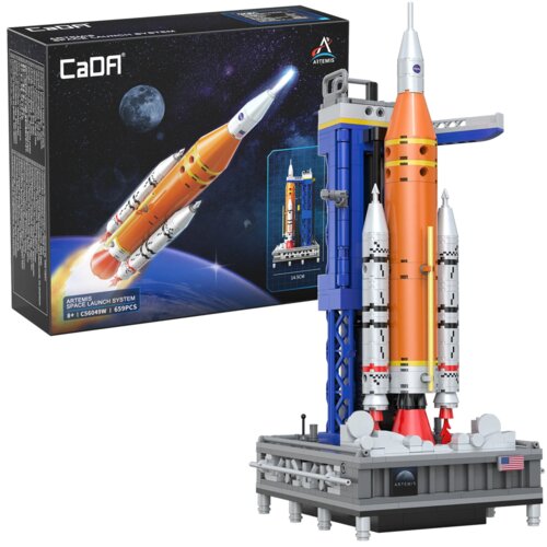 Pudełko z klockami przedstawia rakietę kosmiczną na tle kosmosu z widocznym napisem "CaDA" oraz "ARTEMIS SPACE LAUNCH SYSTEM 8+ | C56049W | 659PCS". Obok pudełka znajduje się złożony model rakiety na platformie startowej z widocznym logo Artemis i flagą U
