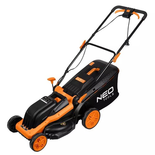 Na zdjęciu znajduje się czarno-pomarańczowa kosiarka elektryczna z widocznym logo "NEO TOOLS" na boku. Kosiarka ma cztery koła, uchwyt z pomarańczowymi elementami oraz napis "NEO TOOLS" na obudowie.