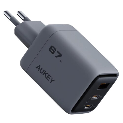 Szara ładowarka sieciowa z dwoma wtykami, posiadająca trzy porty USB na jednym z boków. Na obudowie widoczne są napisy: "67 w" oraz "AUKEY".