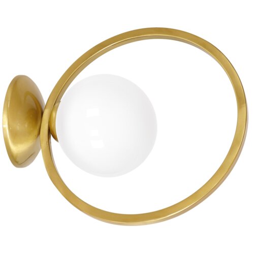 Na zdjęciu znajduje się kinkiet z okrągłym, złotym uchwytem i białą, kulistą osłoną na żarówkę. Kinkiet ma nowoczesny design z prostą, elegancką formą.