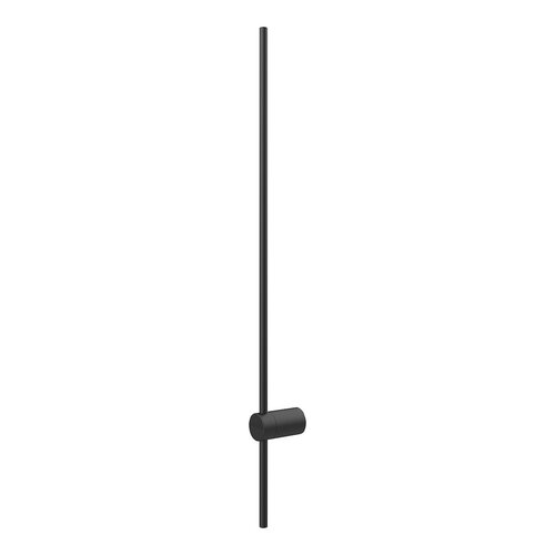 Czarny kinkiet o minimalistycznym designie, składający się z długiego, pionowego pręta z cylindrycznym elementem zamocowanym w dolnej części. Produkt jest przedstawiony na białym tle.