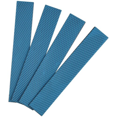 Cztery niebieskie paski z teksturą w kształcie rombów, ułożone wachlarzowo. Produkt to "Termopad THERMAL GRIZZLY Minus Pad Basic 4 sztuki (120 x 20 x 1.5)".
