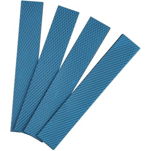 Cztery niebieskie prostokątne termopady z fakturą w romby, ułożone wachlarzowo. Produkt to "Termopad THERMAL GRIZZLY Minus Pad Advance 4 sztuki (120 x 20 x 1.5)".
