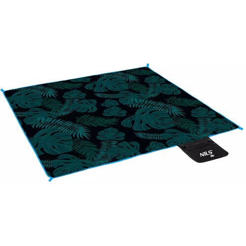 Koc piknikowy o wymiarach 200 x 200 cm z motywem liści w odcieniach zieleni na ciemnym tle, obszyty niebieską lamówką. Widoczne jest czarne etui z białym napisem "NILS CAMP".