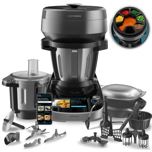 Na zdjęciu znajduje się wielofunkcyjny robot kuchenny z różnymi akcesoriami, w tym ostrzami, mieszadłami i koszykami. Na urządzeniu widoczne są napisy "CHEFCROWN" oraz "Cecotec", a na ekranie smartfona wyświetlają się przepisy kulinarne.
