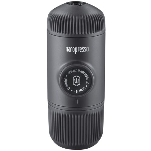 Szary ekspres do kawy o cylindrycznym kształcie z widocznym napisem "nanopresso" na górnej części oraz okrągłym elementem z napisem "DESIGNED BY WACACO Co. Ltd" i symbolami "Unlocked" oraz "Locked" na środku. Produkt ma żebrowane wykończenie na obu końcach.
