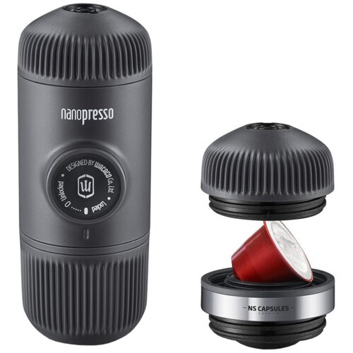Szary ekspres do kawy z napisem "nanopresso" oraz okrągłym elementem z tekstem "DESIGNED BY WACACO CO. LTD." i "PAT.PEND", obok widoczny adapter z napisem "NS CAPSULES ADAPTER" oraz czerwoną kapsułką.