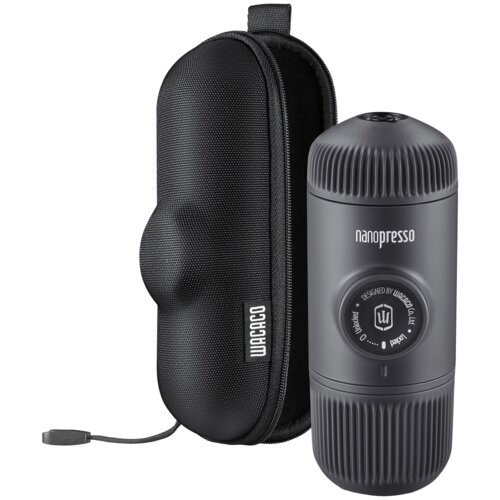 Szary ekspres do kawy Nanopresso z widocznym napisem "nanopresso" oraz etui z napisem "WACACO". Ekspres ma cylindryczny kształt z żebrowanymi końcami, a etui jest czarne z zamkiem błyskawicznym.