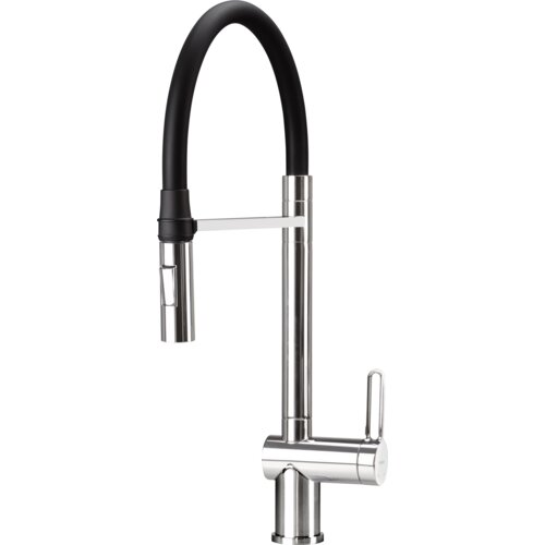 Chromowana bateria kuchenna z elastyczną, czarną wylewką i dźwignią do regulacji wody. Produkt ma nowoczesny design i cylindryczny kształt.