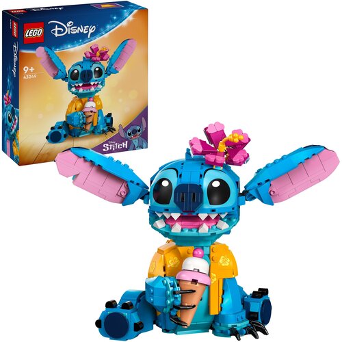 Zestaw LEGO 43249 Disney Stitch przedstawia niebieską postać z dużymi uszami, trzymającą lody, z kwiatem na głowie i żółtą koszulą, a w tle widoczne jest pudełko z grafiką tej samej postaci. Na pudełku znajduje się logo LEGO, napis "Disney" oraz oznaczenie wiekowe "9+" i numer zestawu "43249".