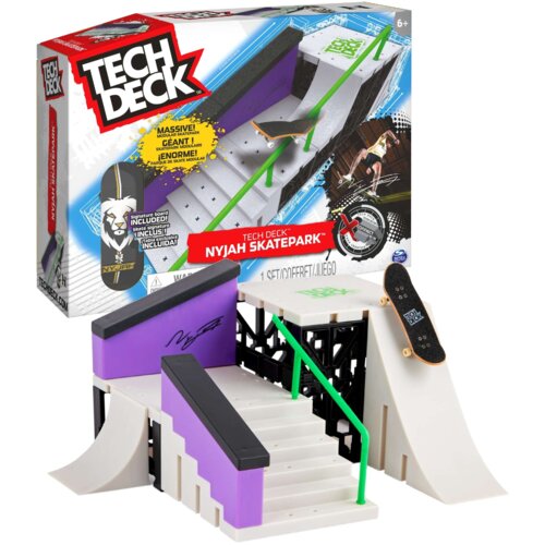 Zestaw Tech Deck Nyjah Skatepark składa się z miniaturowego skateparku z rampą, schodami i poręczą, a także małej deskorolki. Na opakowaniu widnieje napis "Tech Deck Nyjah Skatepark" oraz grafika przedstawiająca skatepark i deskorolkę.
