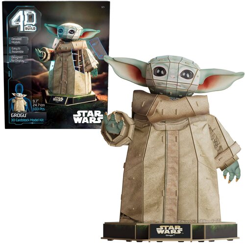 Pudełko z puzzlami 3D przedstawia postać z dużymi uszami i zieloną skórą, ubraną w beżowy strój, z napisem "4D Build" oraz "Star Wars" na opakowaniu. Obok pudełka znajduje się złożony model tej samej postaci, stojący na podstawce z logo "Star Wars".