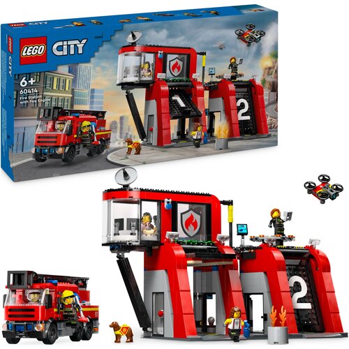 Na zdjęciu znajduje się zestaw LEGO 60414 City Remiza strażacka z wozem strażackim, przedstawiający czerwoną remizę z numerem "2" oraz wóz strażacki. W tle widoczny jest dron, figurki strażaków oraz pies, a na opakowaniu widnieje logo LEGO i napis "CITY".