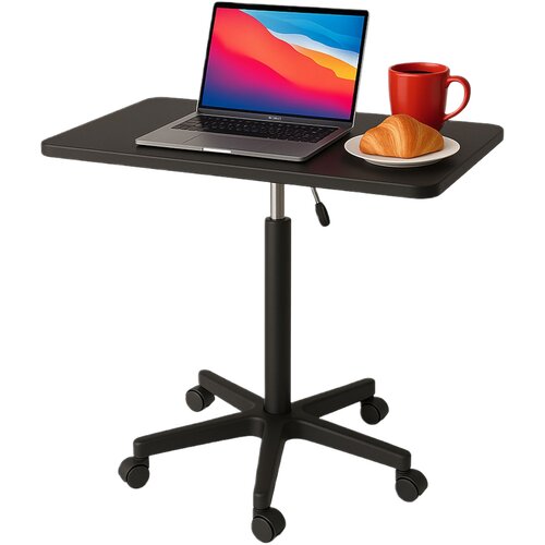 Czarny stolik na kółkach z regulowaną wysokością, na którym znajduje się otwarty laptop z kolorowym ekranem, czerwona filiżanka oraz talerzyk z rogalikiem. Stolik ma prostokątny blat i pięcioramienną podstawę.