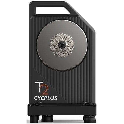 Czarny trenażer rowerowy z widocznym srebrnym mechanizmem zębatkowym na środku. Na obudowie znajduje się napis "T2 CYCPLUS".