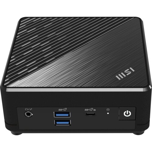 Czarny komputer MSI z widocznym logo na górnej części obudowy, posiadający teksturowaną powierzchnię. Na przednim panelu znajdują się dwa porty USB, jeden port USB-C, gniazdo audio oraz przycisk zasilania.