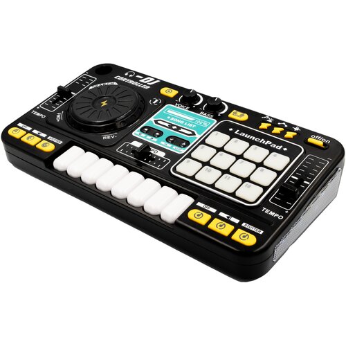 Czarna konsola DJ z białymi klawiszami i przyciskami, posiadająca elementy sterujące takie jak pokrętła, pady i suwak. Na konsoli widoczne są napisy: "DJ CONTROLLER", "SONG LIST", "LaunchPad", "VOICE", "BASS", "TEMPO", "STUTTER", "off/on".