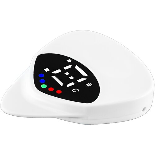 Biały tuner gitarowy o trójkątnym kształcie z czarnym panelem wyświetlacza, na którym widoczne są symbole: "#", "C" oraz kolorowe diody w kolorach niebieskim, zielonym i czerwonym. Produkt to "Tuner gitarowy MUSICMATE 2w1 MM-AG150 Play'n'Tune".