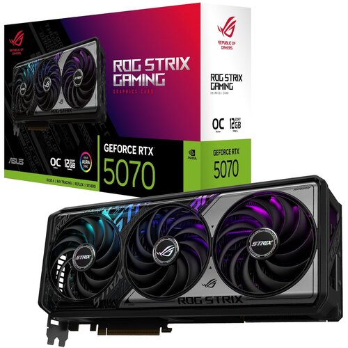 Pudełko karty graficznej z napisem "ROG STRIX GAMING Graphics Card" oraz "GeForce RTX 5070" w kolorach czarnym, białym i zielonym. Obok znajduje się sama karta graficzna z trzema wentylatorami, na których widnieje logo producenta.