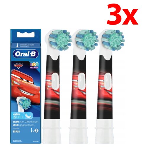 Na zdjęciu widoczne są trzy końcówki szczoteczki do zębów z motywem z filmu "Cars" oraz opakowanie z logo "Oral-B". Na opakowaniu znajduje się tekst: "extra WEICH, sanft zum Zahnfleisch, stark gegen Karies, designed by BRAUN, 1x3".