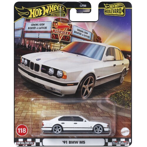Opakowanie przedstawia model samochodu '91 BMW M5 w białym kolorze, umieszczony w przezroczystym plastikowym etui. Na górze widnieje logo "Hot Wheels Boulevard" oraz napis "COMING SOON BIENTÔT À L'AFFICHE", a na dole znajduje się napis "'91 BMW M5" oraz n