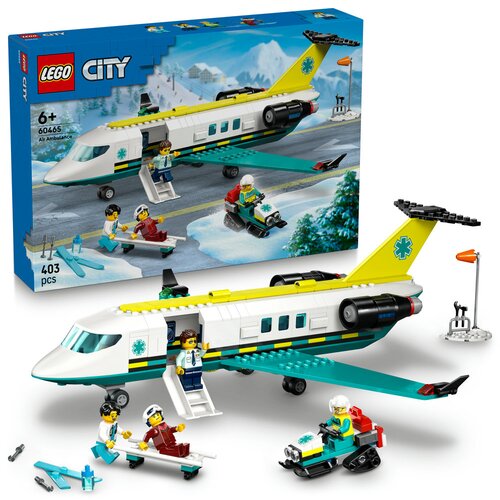 Zestaw LEGO City "Samolot pogotowia ratunkowego" o numerze 60465, składający się z 403 elementów, przedstawia biało-żółty samolot z zielonymi skrzydłami oraz figurki ratowników i pacjenta. W tle widoczna jest ilustracja zimowego krajobrazu z lotniskiem, a