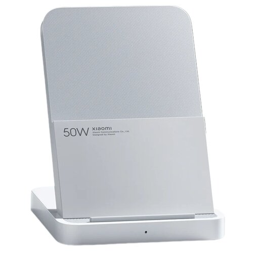 Biała ładowarka indukcyjna z napisem "50W xiaomi, Xiaomi Communications Co., Ltd. Designed by Xiaomi" na przedniej części. Urządzenie ma prostokątną podstawę i zaokrąglone krawędzie.