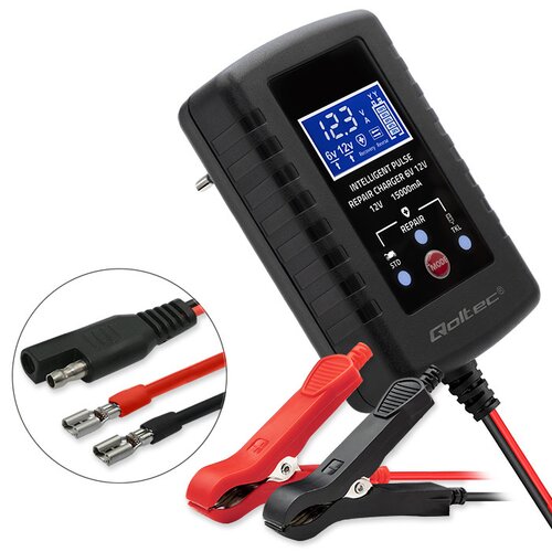 Czarna inteligentna ładowarka z wyświetlaczem LCD pokazującym parametry ładowania, z widocznymi napisami: "INTELLIGENT PULSE REPAIR CHARGER 6V 12V", "12V", "1500mA", "REPAIR", "STD", "MODE", oraz logo "Qoltec". Obok ładowarki znajdują się czerwone i czarn