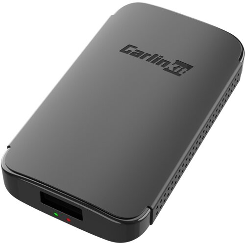 Czarny adapter z napisem "Carlinkit" na górnej powierzchni, posiada otwory wentylacyjne po bokach oraz dwa małe wskaźniki świetlne w kolorze zielonym i czerwonym na przedniej krawędzi.