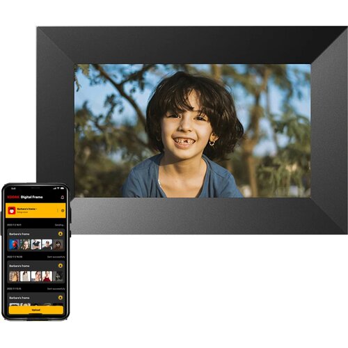 Na zdjęciu widoczna jest czarna ramka cyfrowa z wyświetlonym zdjęciem dziecka na tle drzew. Obok ramki znajduje się smartfon z aplikacją "KODAK Digital Frame", pokazującą listę zdjęć i opcję "Upload".