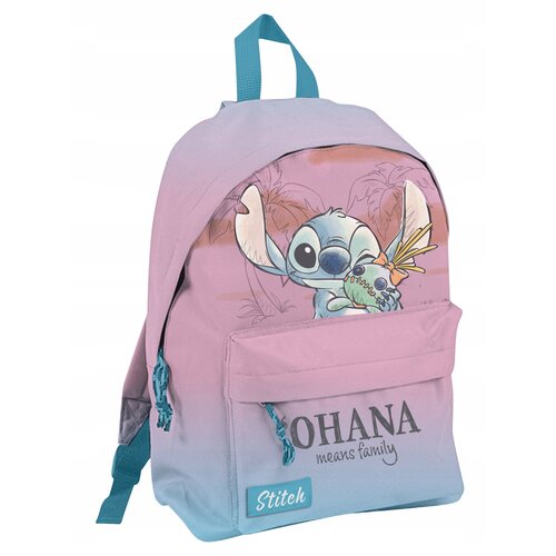 Różowy plecak z niebieskimi akcentami, ozdobiony grafiką postaci trzymającej maskotkę, z napisem "OHANA means family" oraz "Stitch" na przedniej kieszeni. Plecak ma niebieski uchwyt i sznurki przy zamkach.