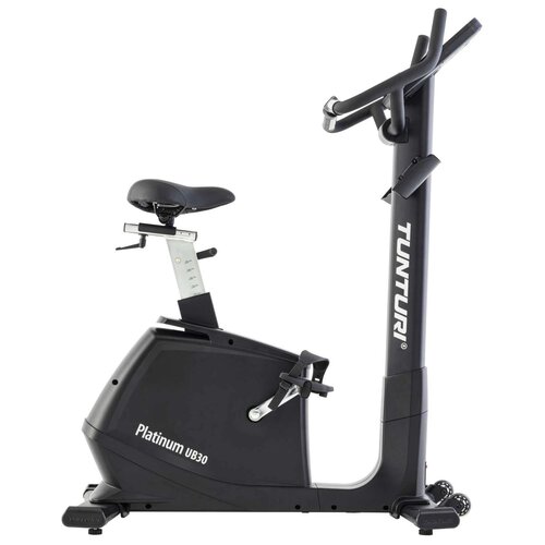 Czarny rower indukcyjny z napisem "Platinum UB30" na obudowie oraz "TUNTURI" na pionowej kolumnie kierownicy. Rower posiada regulowane siodełko i kierownicę, a także pedały z paskami zabezpieczającymi.