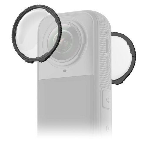 Na zdjęciu widoczna jest osłona soczewek do kamery Insta360 X5, przedstawiona w dwóch egzemplarzach, z jedną osłoną nałożoną na obiektyw kamery. Kamera jest pokazana w tle w odcieniach szarości, a osłony mają czarne obramowanie i przezroczystą powierzchni