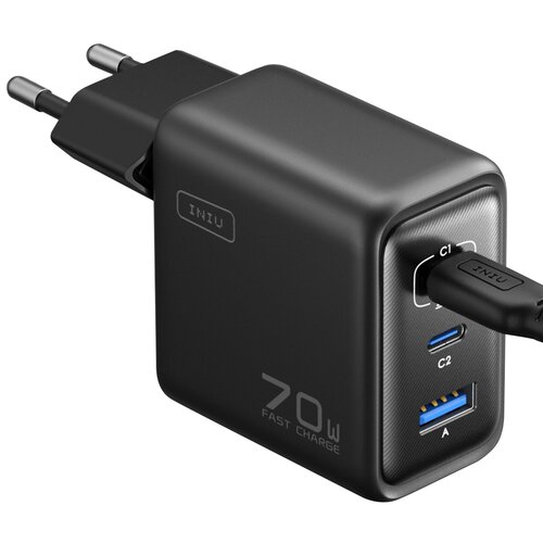 Czarna ładowarka sieciowa z dwoma portami USB-C oznaczonymi jako C1 i C2 oraz jednym portem USB-A oznaczonym jako A, z widocznym napisem "70W FAST CHARGE" i logo "INIU". Wtyczka jest podłączona do portu C1.