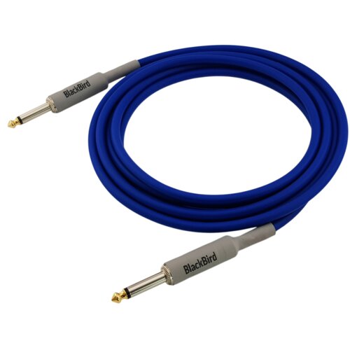Na zdjęciu widoczny jest niebieski kabel z dwoma wtykami Jack 6.3 mm, z napisem "BlackBird" na szarych osłonach wtyków. Kabel jest zwinięty w okrąg.