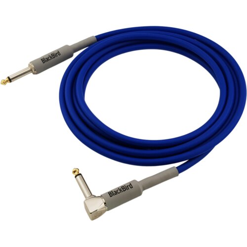 Na zdjęciu widoczny jest niebieski kabel z dwoma wtykami Jack 6.3 mm, z których jeden jest prosty, a drugi kątowy. Na obu wtykach znajduje się napis "BlackBird".