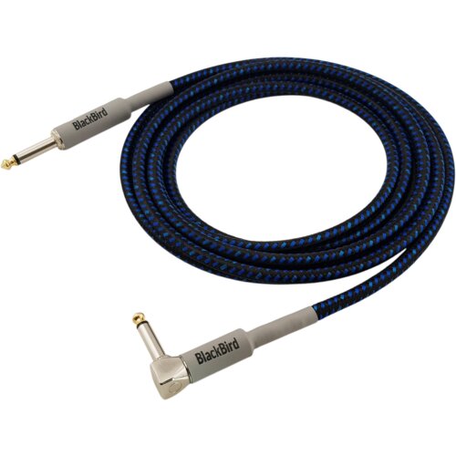 Na zdjęciu znajduje się kabel audio z niebiesko-czarnym oplotem, zakończony dwoma wtykami Jack 6.3 mm, z których jeden jest prosty, a drugi kątowy. Na obu wtykach widnieje napis "BlackBird".